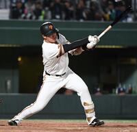 ５回、則本の代打・石塚は遊ゴロに倒れる（撮影・佐藤厚）