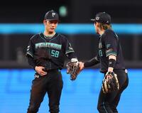 ７回、好守をみせ、水野（右）とタッチを交わす奈良間（撮影・中島達哉）