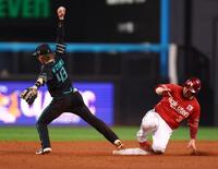 ７回、打者・村林の打球を処理した奈良間からのグラブトスを素手でキャッチする水野（撮影・中島達哉）