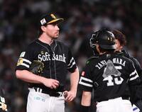 １回、いきなり６失点にぼうぜんのスチュワート（左）＝撮影・園田高夫