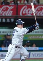 １回、渡部が右前に先制打を放つ