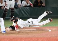 ７回、遊撃内野安打で一塁へ滑り込む小浜。悪送球となり二進する