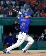 ４回、石伊が左前に先制打を放つ