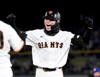 ７回、平山は中前に逆転の２点適時打を放ち、雄叫びを上げる（撮影・佐藤厚）