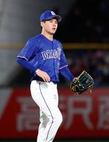 ７回、逆転を許した先発の金丸