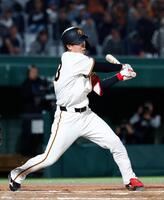 ７回、小浜が遊撃内野安打を放つ