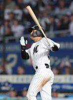 ５回、左中間に勝ち越し３ランを放つ石川（撮影・金田祐二）
