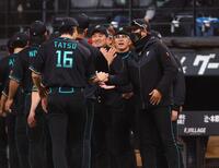 達（１６）を迎える新庄監督（撮影・中島達哉）