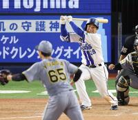 ８回、湯浅（手前）から中前に適時打を放つ勝又（撮影・伊藤笙子）