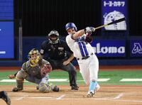 ７回、三塁へ適時内野安打を放つ牧（撮影・伊藤笙子）