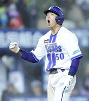 ５回、勝又の勝ち越し打で生還し、ガッツポーズでほえる山本（撮影・西岡正）