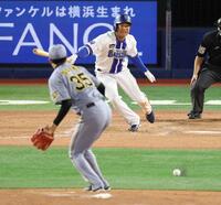 ５回、勝ち越しとなる適時打を放つ勝又（撮影・伊藤笙子）