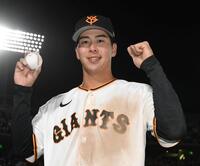 プロ初安打の記念球を手に笑顔を見せる小浜（撮影・佐藤厚）