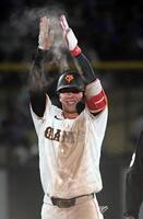 ７回、小浜は遊撃内野安打と遊撃手の悪送球で二進し、ガッツポーズする（撮影・佐藤厚）