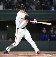 ７回、小浜は遊撃にプロ初安打を放つ（撮影・佐藤厚）