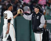 中日に勝利し、マルティネス（左）とタッチを交わす阿部監督