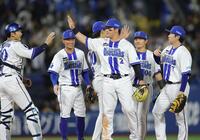 阪神に勝利し、ナインとタッチを交わす牧（中央）＝撮影・西岡正
