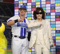 龍玄とし（右）とデスターシャを決める牧（撮影・西岡正）