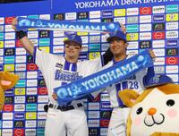 勝又（右）とポーズを決める牧（撮影・西岡正）