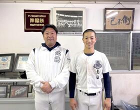 　関大北陽の辻本監督（左）と丸山主将