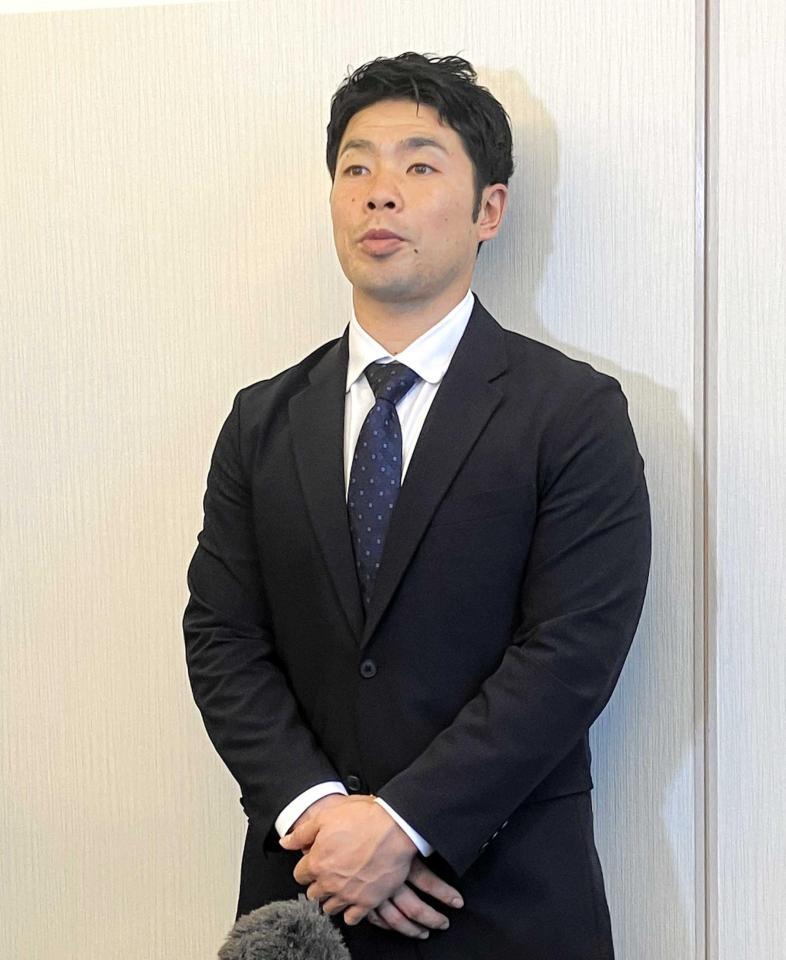 　事務折衝後に会見するプロ野球選手会の近藤健介会長