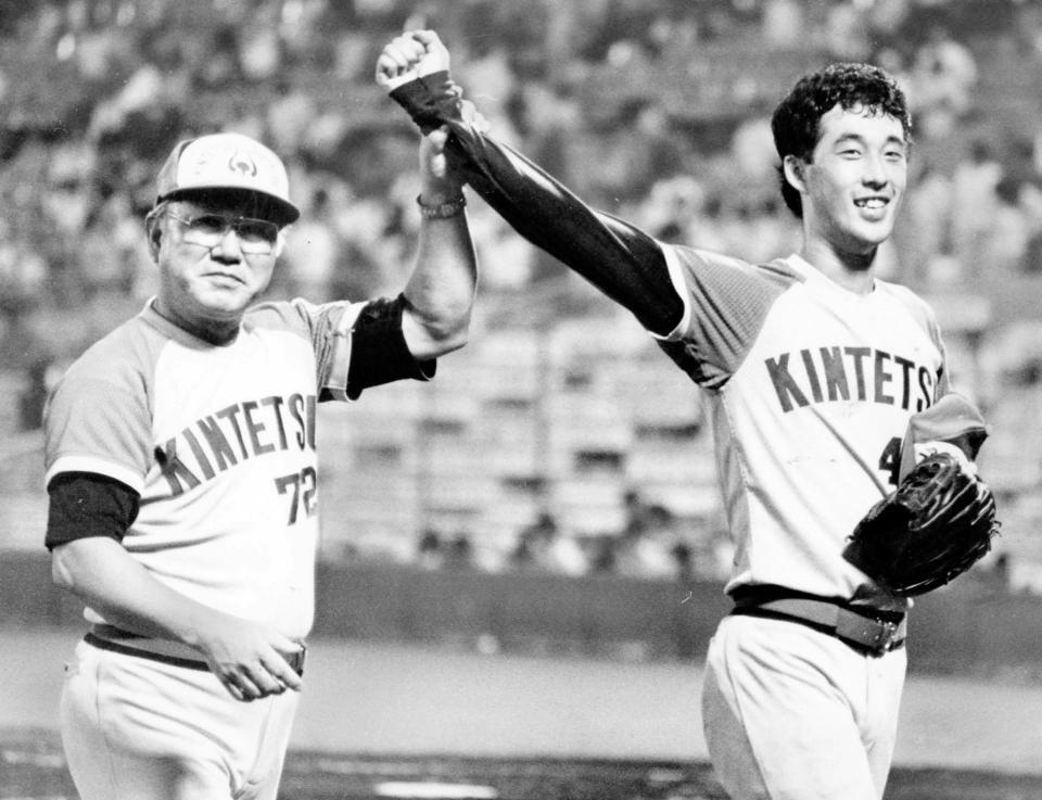 　力投した小山（右）をたたえる近鉄監督時代の岡本伊三美さん＝１９８６年９月