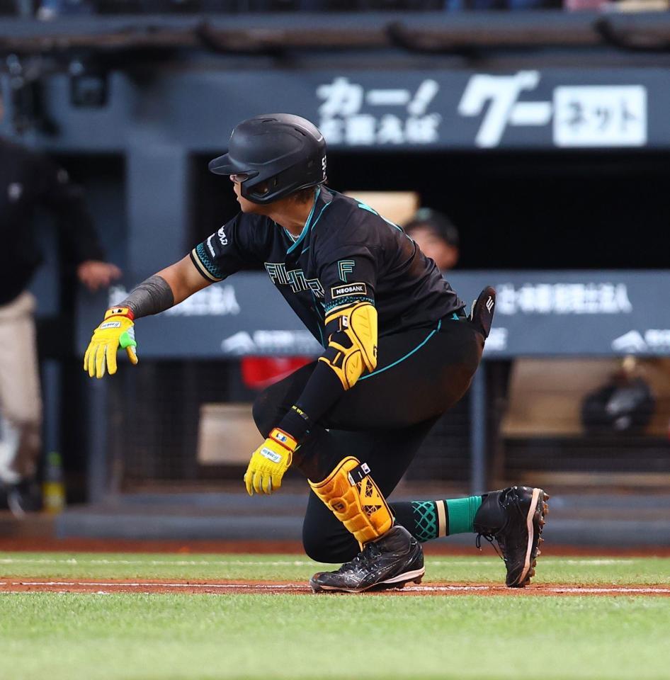 ７回、平沢の本塁への送球が当たった水谷＝１９日