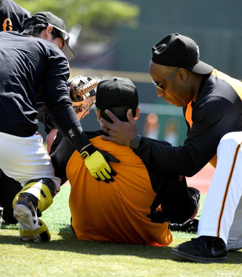 打撃練習の打球が顔面に直撃し、グラウンドに寝かされる泉口（撮影・佐藤厚）