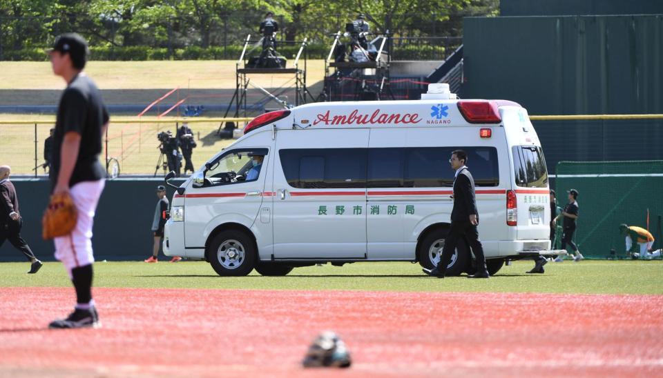 グラウンドを通って泉口を搬送する救急車（撮影・佐藤厚）