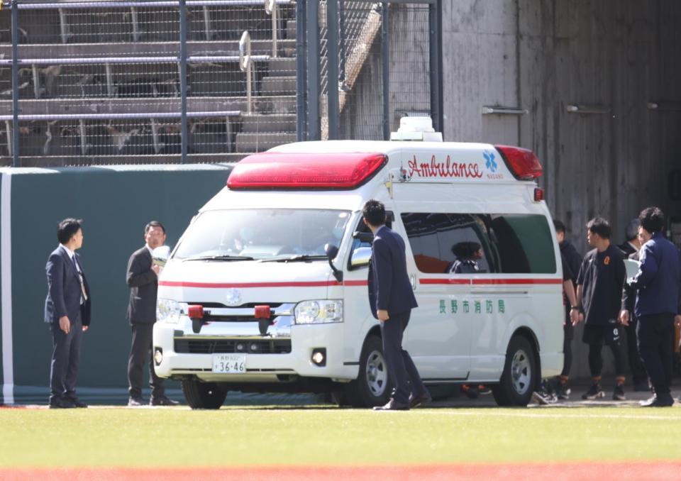 泉口を乗せ、球場を出る救急車