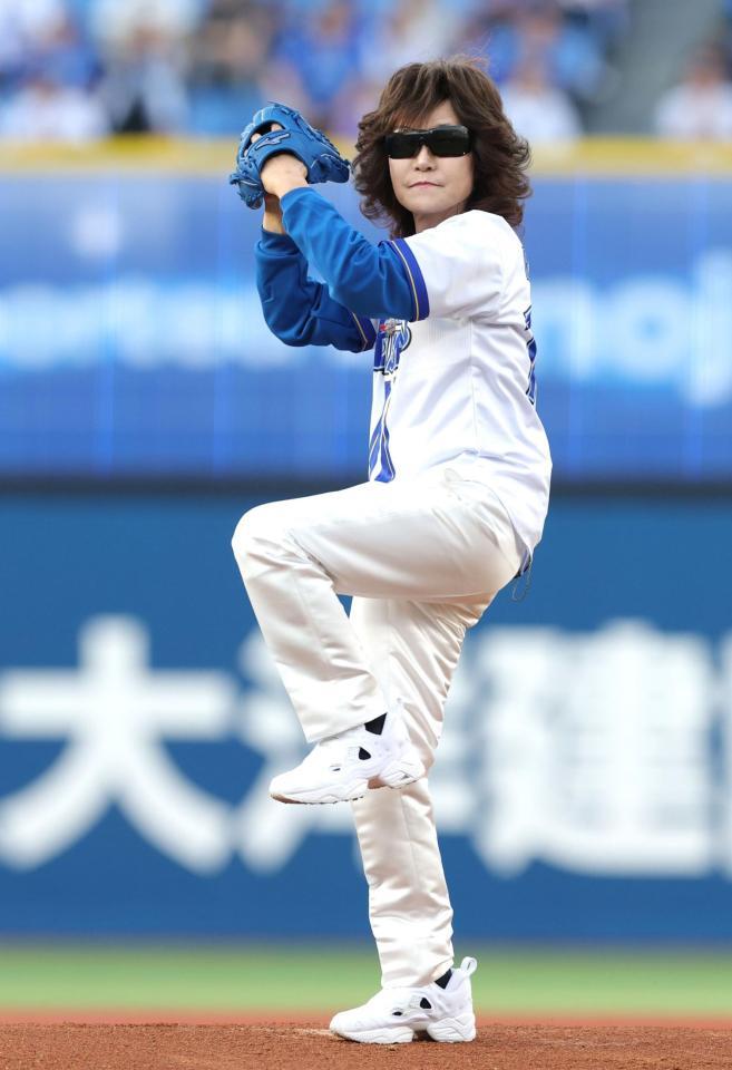 セレモニアルピッチを行う龍玄とし（撮影・西岡正）