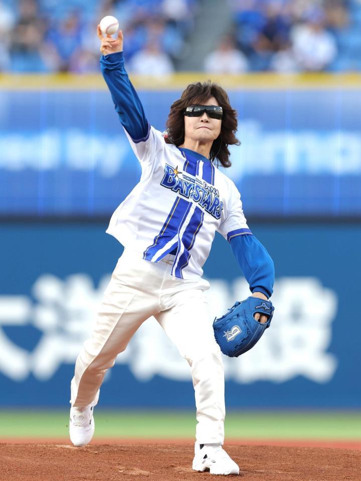 セレモニアルピッチを行う龍玄とし（撮影・西岡正）