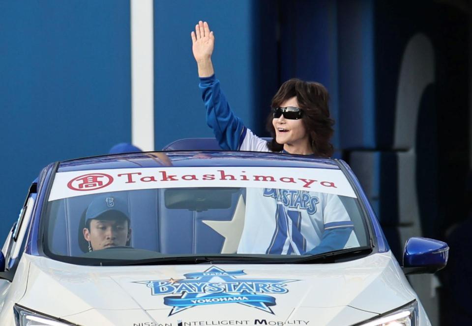 手を振りながら登場する龍玄とし（Ｔｏｓｈｌ）＝撮影・田中太一