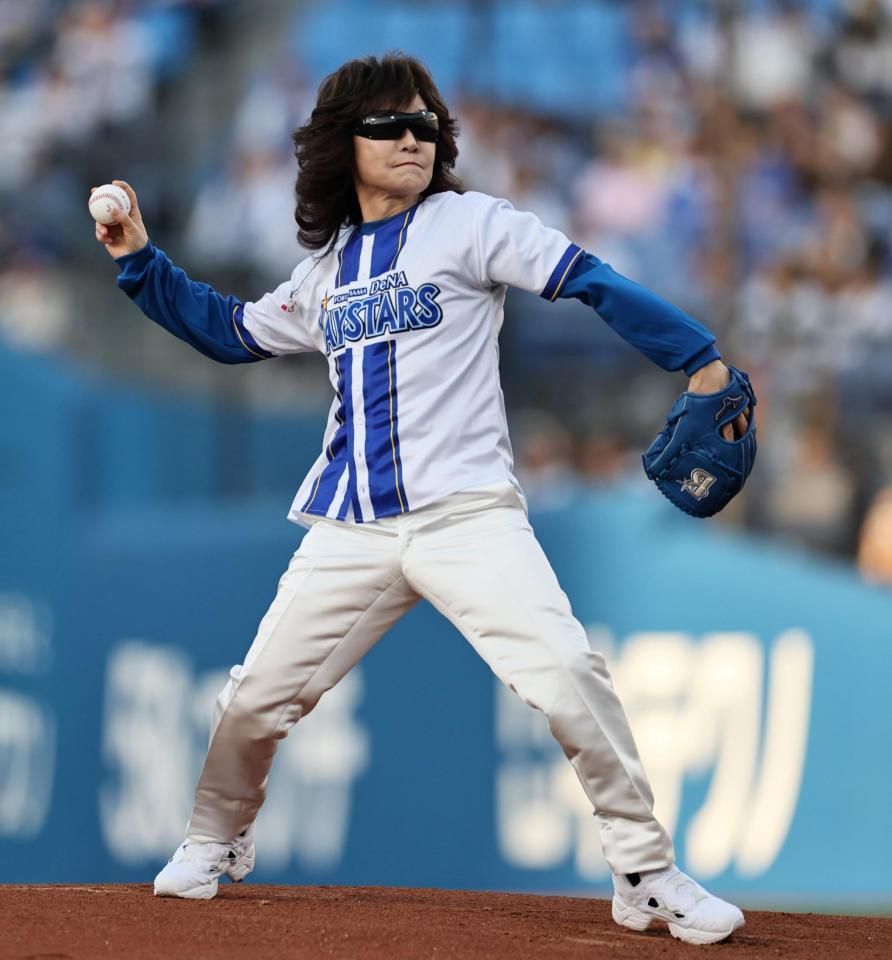 セレモニアルピッチをする龍玄とし（Ｔｏｓｈｌ）＝撮影・田中太一