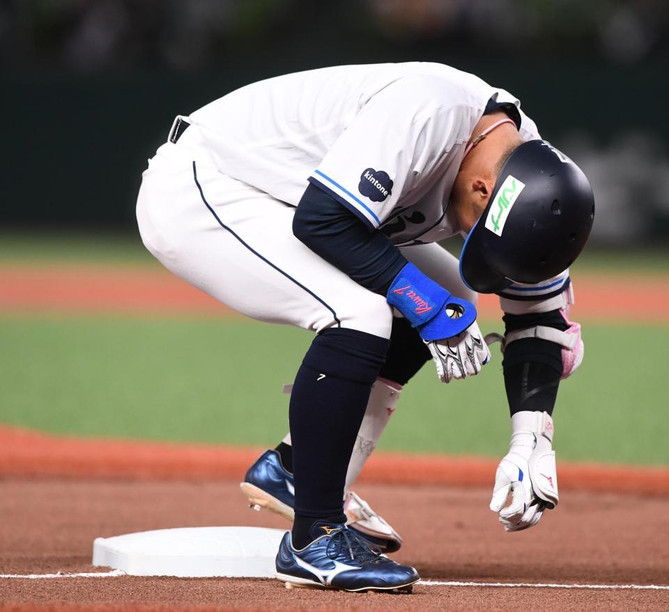 １回、左三塁打を放ち足を痛めてうずくまる桑原（撮影・園田高夫）