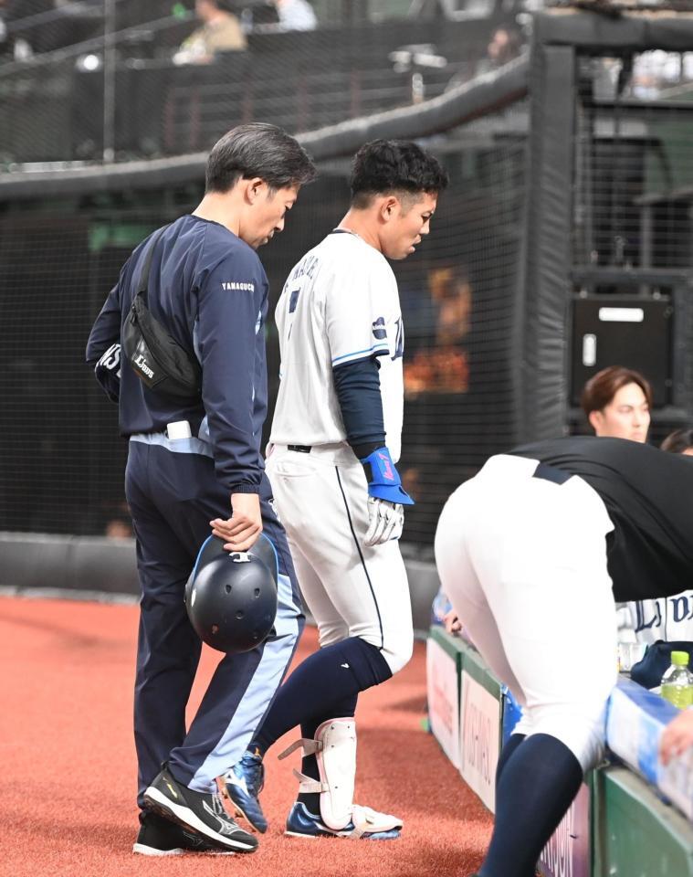 １回、足を負傷しベンチに引きあげる桑原（撮影・園田高夫）