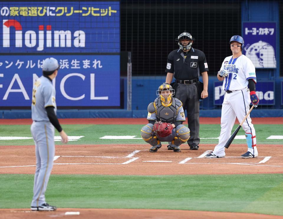 １回、バースデーソングが流れる間、投球を止めた才木（手前）に感謝する牧（撮影・伊藤笙子）