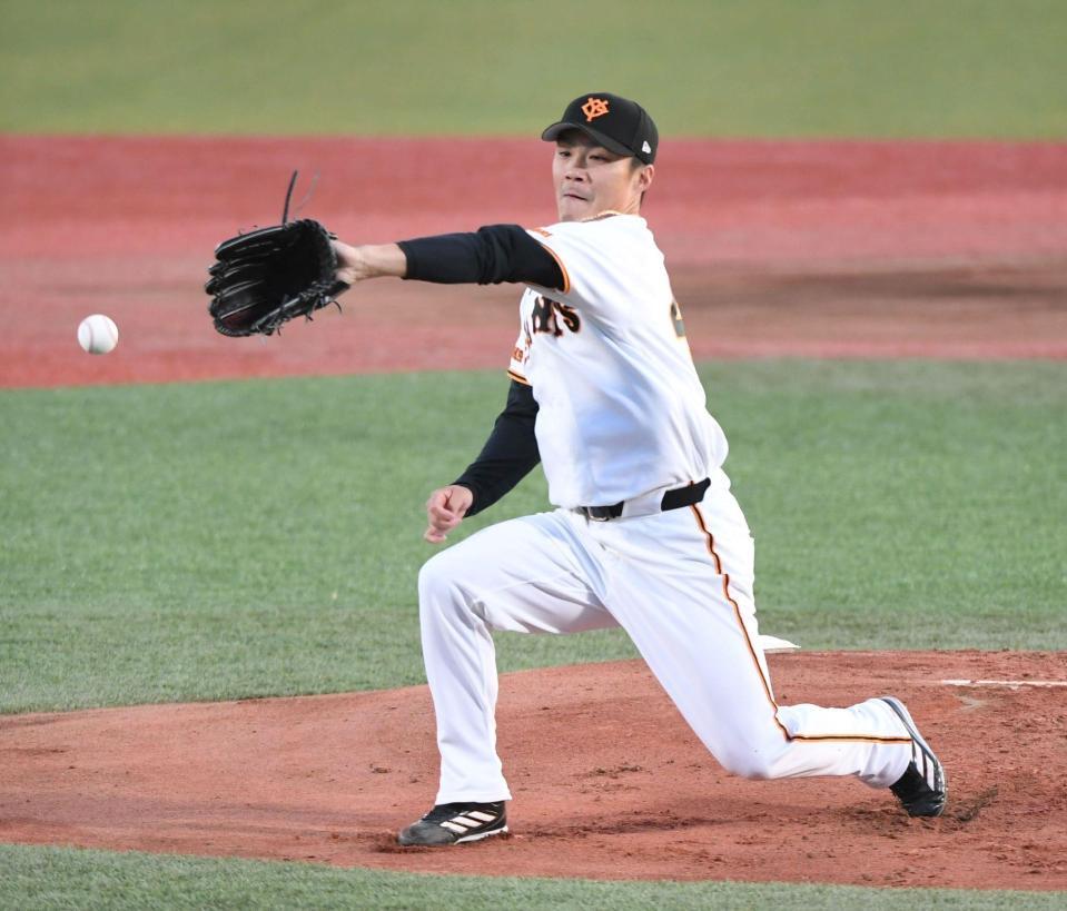 １回、石伊の打球にグラブを出す則本（撮影・佐藤厚）