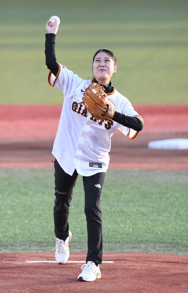 ファーストピッチを行う丸山希（撮影・佐藤厚）