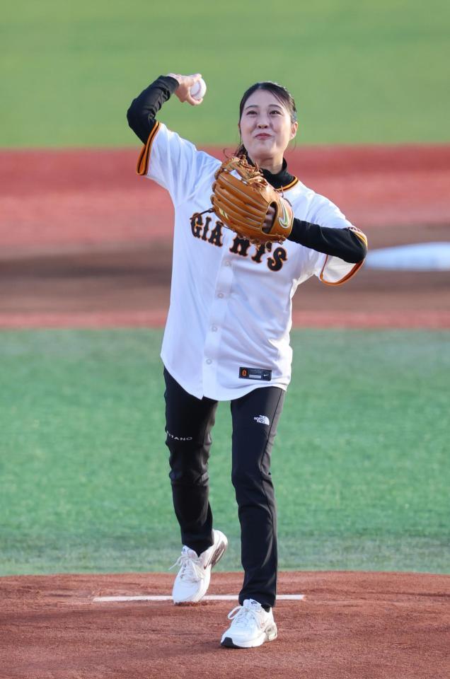 始球式を務める丸山希