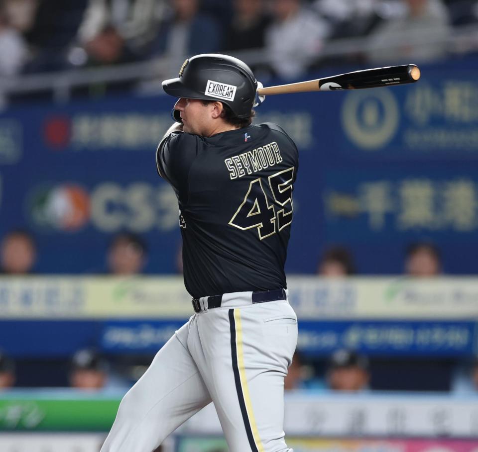 ６回、右前に同点適時打を放つシーモア（撮影・金田祐二）