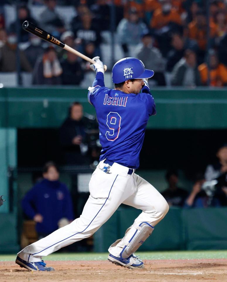 ４回、石伊が左前に先制打を放つ