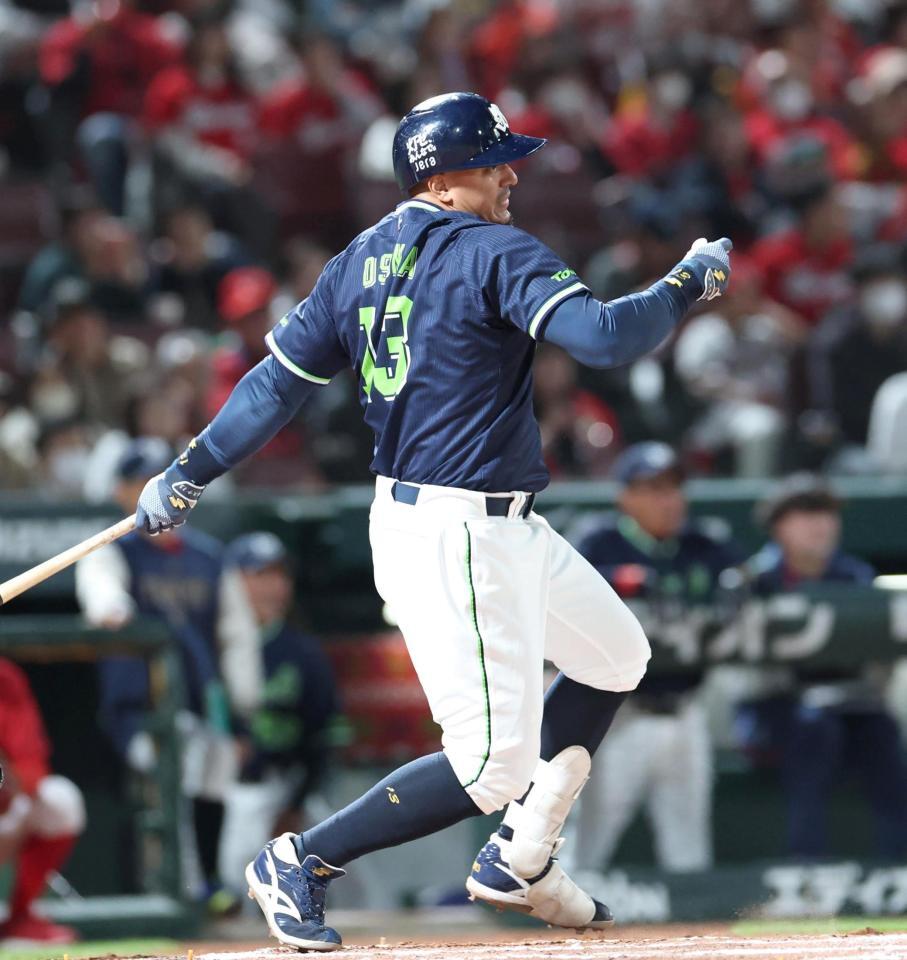 ６回、適時二塁打を放つオスナ（撮影・北村雅宏）