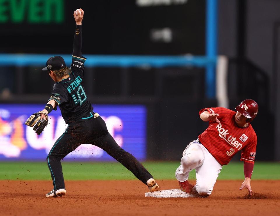 ７回、打者・村林の打球を処理した奈良間からのグラブトスを素手でキャッチする水野（撮影・中島達哉）