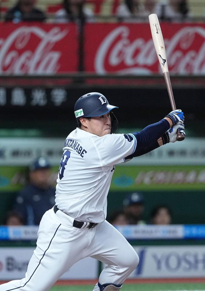 １回、渡部が右前に先制打を放つ