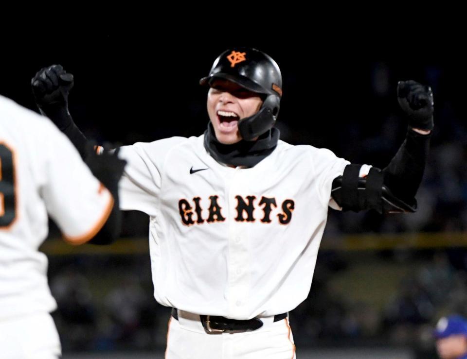 ７回、平山は中前に逆転の２点適時打を放ち、雄叫びを上げる（撮影・佐藤厚）