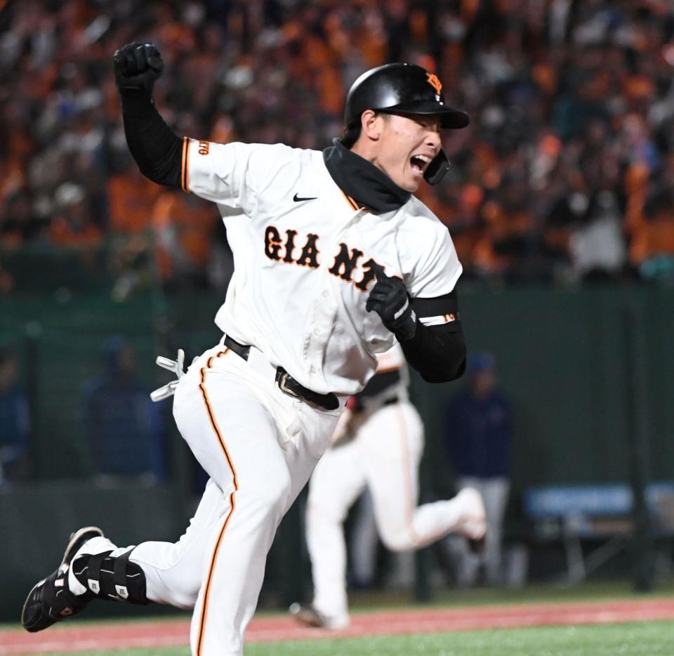 ７回、平山は中前に逆転の２点適時打を放ち、雄叫びを上げる（撮影・佐藤厚）