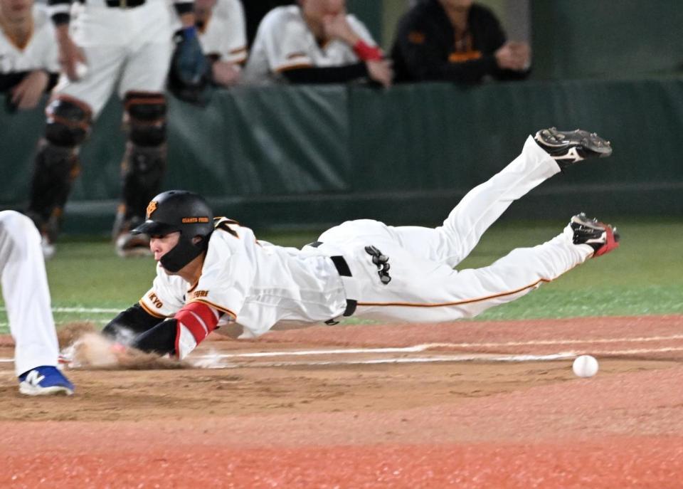 ７回、遊撃内野安打で一塁へ滑り込む小浜。悪送球となり二進する