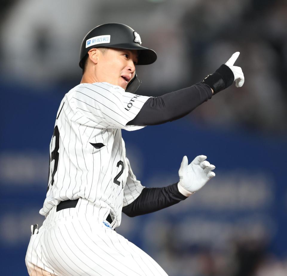 ５回、左中間に勝ち越し３ランを放ち喜ぶ石川慎（撮影・金田祐二）