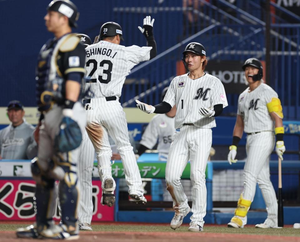 ５回、勝ち越し３ランを放った石川慎を迎える藤原（撮影・金田祐二）